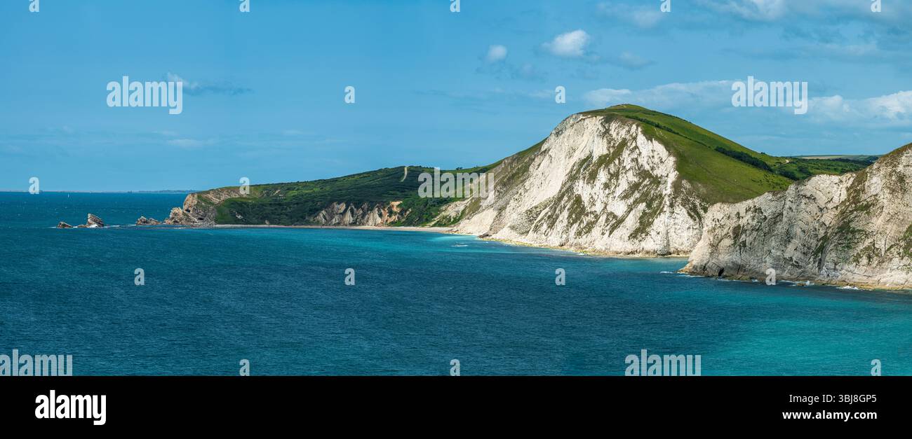 Mupe Bay sulla costa del Dorset, con le scogliere di gesso di Bindon Hill Foto Stock