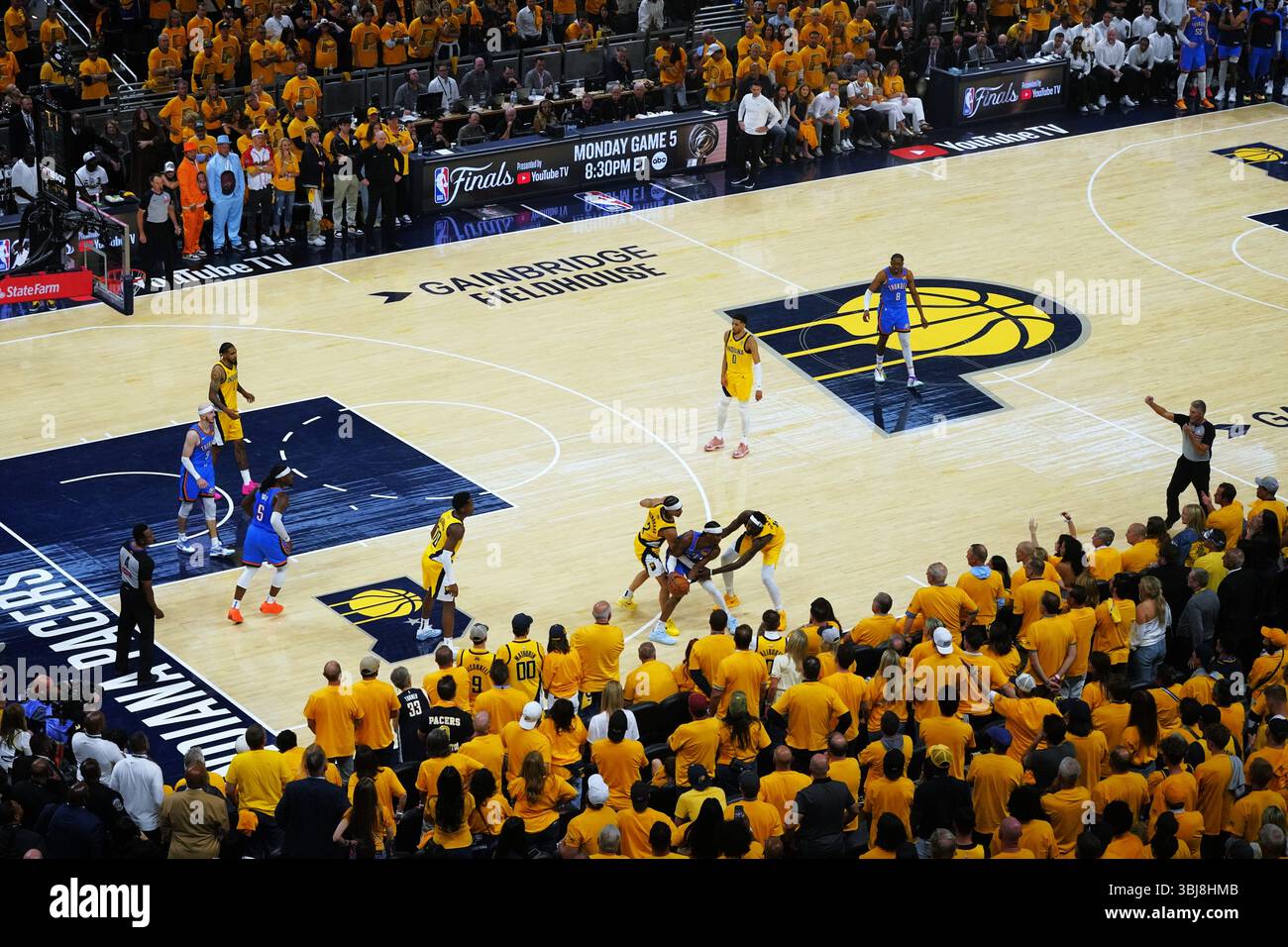 Indianapolis. 13 giugno 2025. La foto scattata il 13 giugno 2025 mostra la partita quattro delle finali NBA della stagione 2024-2025 tra Oklahoma City Thunder e Indiana Pacers a Indianapolis, Indiana, Stati Uniti. Crediti: Wu Xiaoling/Xinhua/Alamy Live News Foto Stock