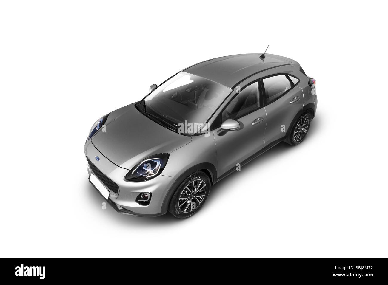 Izmir, Turchia - 08 maggio 2025: Ford Puma 2023 grigio vista rialzata anteriore sinistra isolata su sfondo bianco. Foto Stock