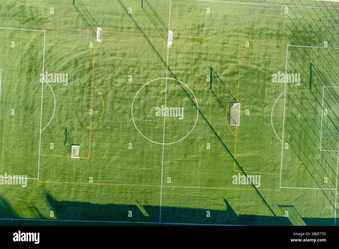 vista aerea dall'alto verso il basso del campo da calcio vuoto, sfondo sportivo testurizzato la superficie di un campo da calcio da una prospettiva aerea unica Foto Stock