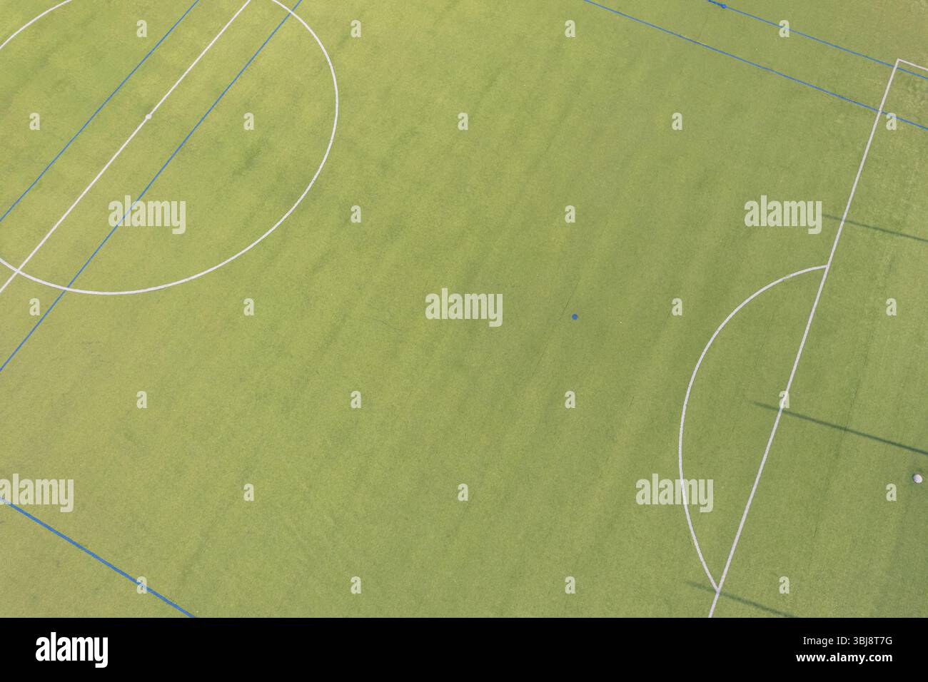 struttura e precisione nello sport vista aerea astratta di un campo da calcio e delle sue marcature, vista aerea dei droni Foto Stock
