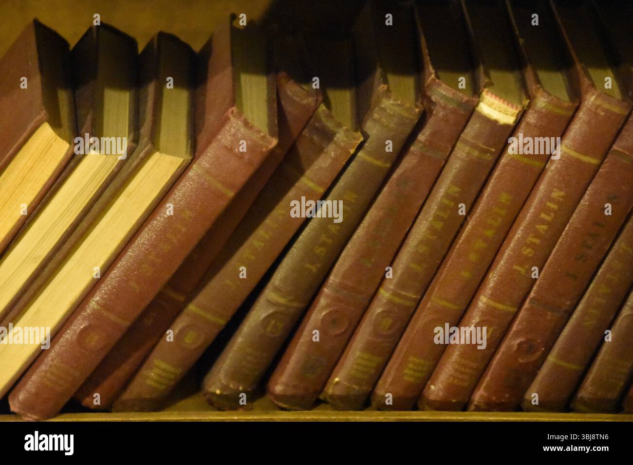 23 giugno 2018 - Tirana, Albania: Vecchi libri su Stalin Foto Stock