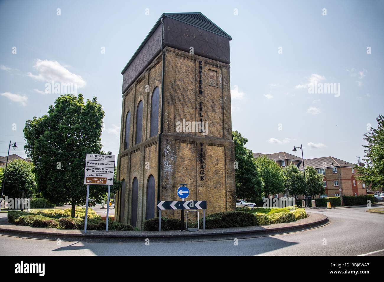 Torre sull'acqua alla rotatoria all'ingresso dell'Enfield Island Village, con indicazioni stradali per Martini Drive, Government Row e molto altro. Foto Stock