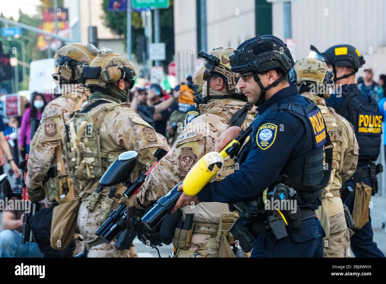 Los Angeles, Stati Uniti. 12 giugno 2025. Gli agenti della sicurezza interna e delle unità di polizia tattica si stanno formando durante una dimostrazione anti-GHIACCIO. I manifestanti hanno organizzato una protesta come parte di un'azione a livello cittadino contro l'immigrazione e l'applicazione delle dogane (ICE) degli Stati Uniti, dove i manifestanti hanno chiesto la fine delle deportazioni, la chiusura dei centri di detenzione e la protezione delle comunità migranti in tutti gli Stati Uniti. Credito: SOPA Images Limited/Alamy Live News Foto Stock