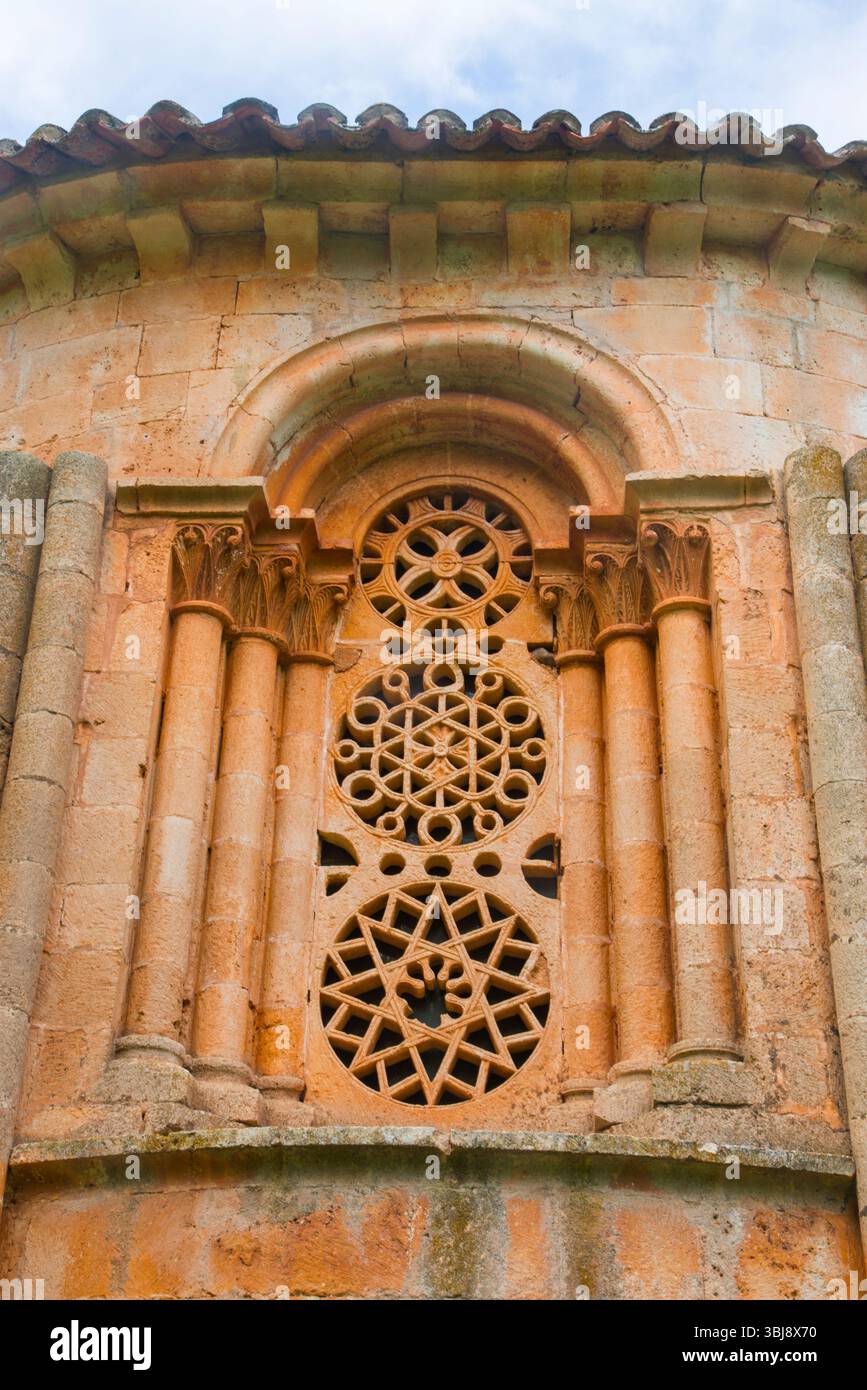 Finestra nell'abside. Santa Coloma chiesa, Albendiego, provincia di Guadalajara, Castilla La Mancha, in Spagna. Foto Stock