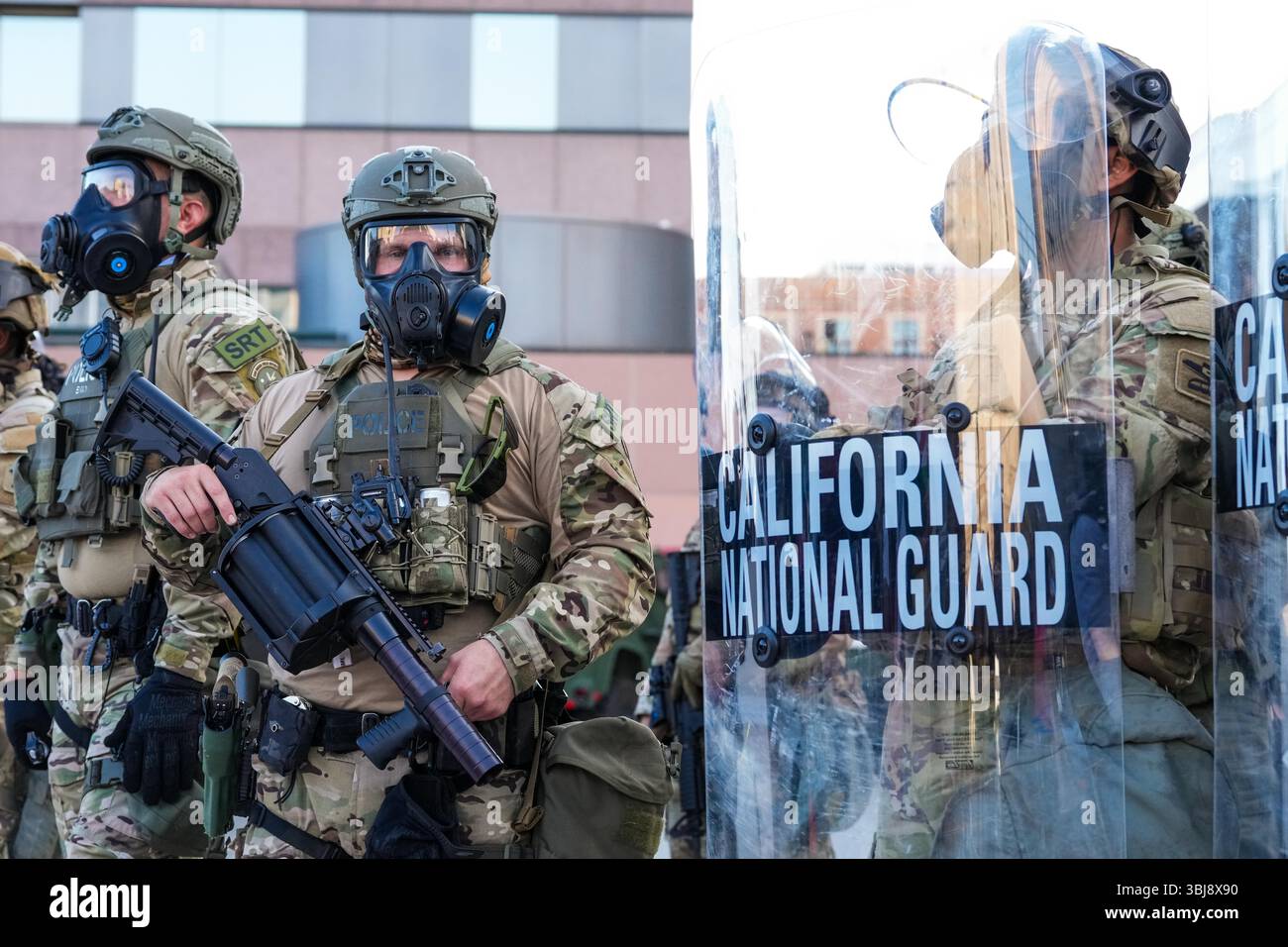 Los Angeles, Stati Uniti. 12 giugno 2025. Gli agenti della sicurezza interna e delle unità di polizia tattica si stanno formando durante una dimostrazione anti-GHIACCIO. I manifestanti hanno organizzato una protesta come parte di un'azione a livello cittadino contro l'immigrazione e l'applicazione delle dogane (ICE) degli Stati Uniti, dove i manifestanti hanno chiesto la fine delle deportazioni, la chiusura dei centri di detenzione e la protezione delle comunità migranti in tutti gli Stati Uniti. (Foto di Alvaro Diaz/SOPA Images/Sipa USA) credito: SIPA USA/Alamy Live News Foto Stock