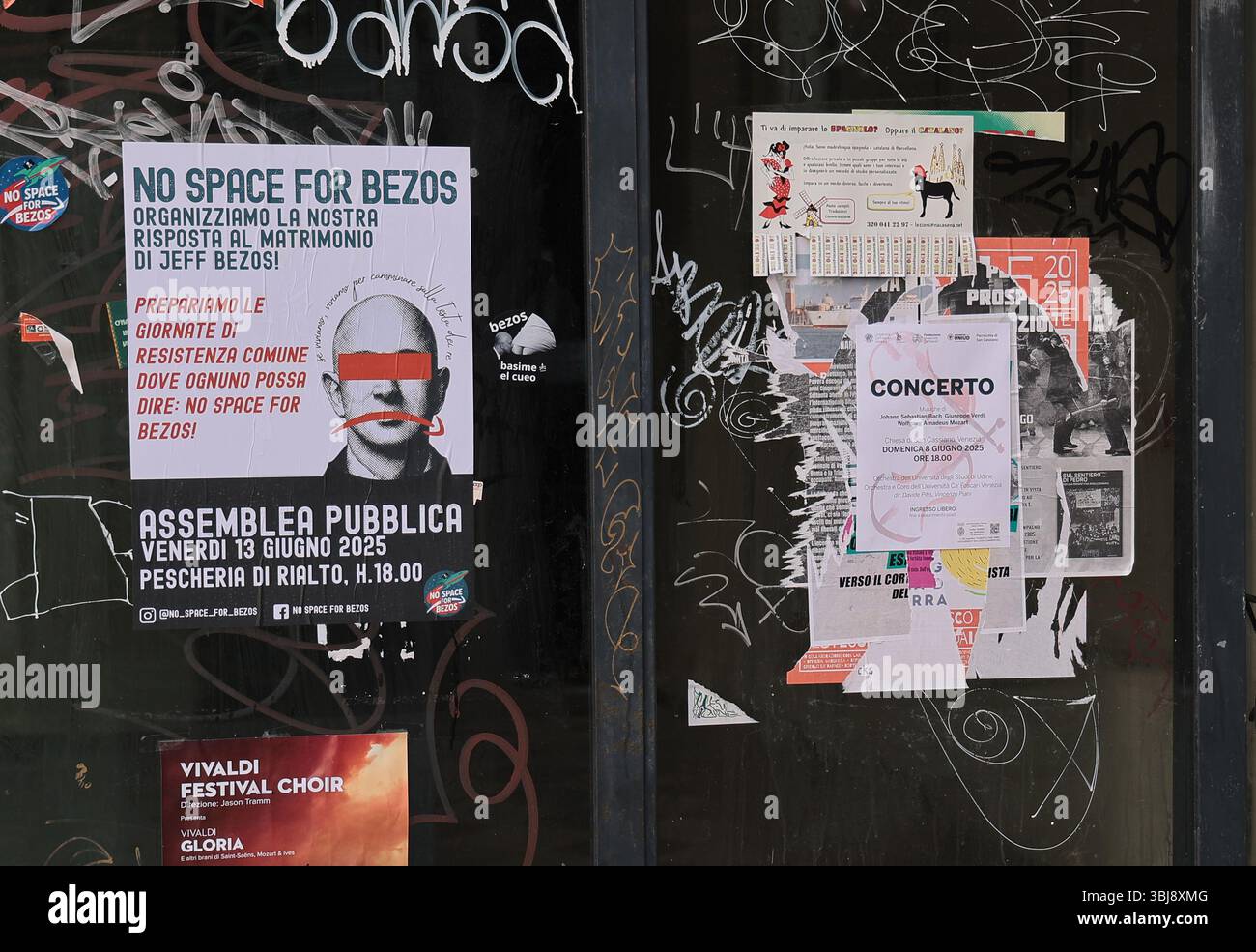 Venezia, Italia. 14 giugno 2025. Il nuovo movimento "No Space for Bezos", che accusa il miliardario di rappresentare un modello economico insostenibile, ha messo diversi poster in giro per la città di Venezia contro il matrimonio che si terrà il 24-26 giugno o il 26-28 giugno tra Jeff Bezos e Lauren Sanchez. Credito: Agenzia fotografica indipendente/Alamy Live News Foto Stock