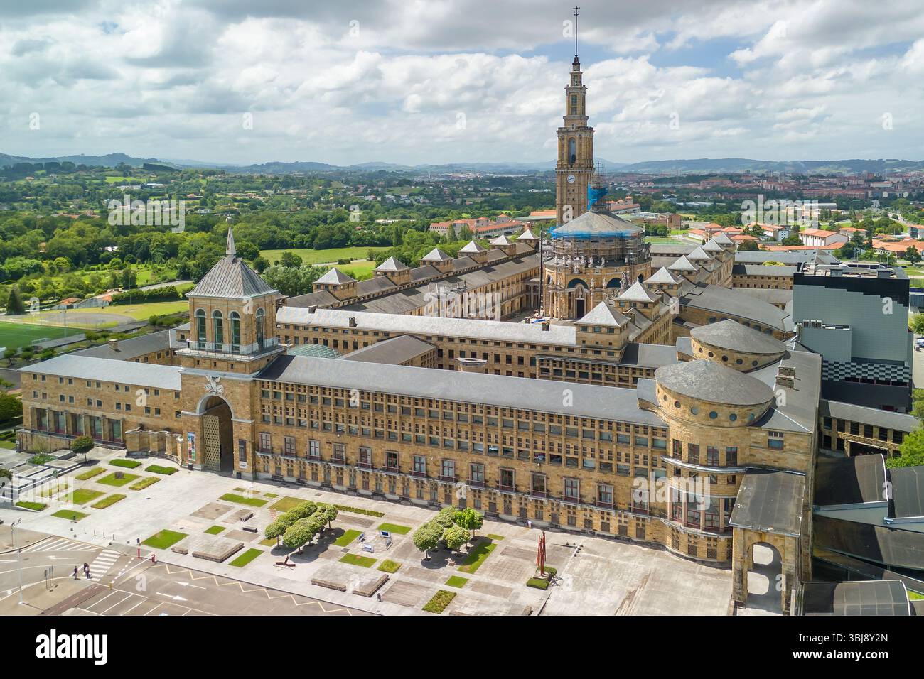 Vista aerea della città della cultura di la Laboral a Gijon, Asturie, Spagna settentrionale Foto Stock