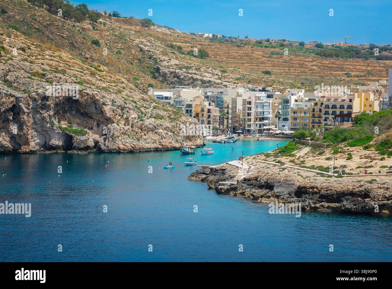 Xlendi Gozo, vista in estate della Baia di Xlendi, un'attraente cittadina costiera sulla costa meridionale di Gozo, Malta Foto Stock