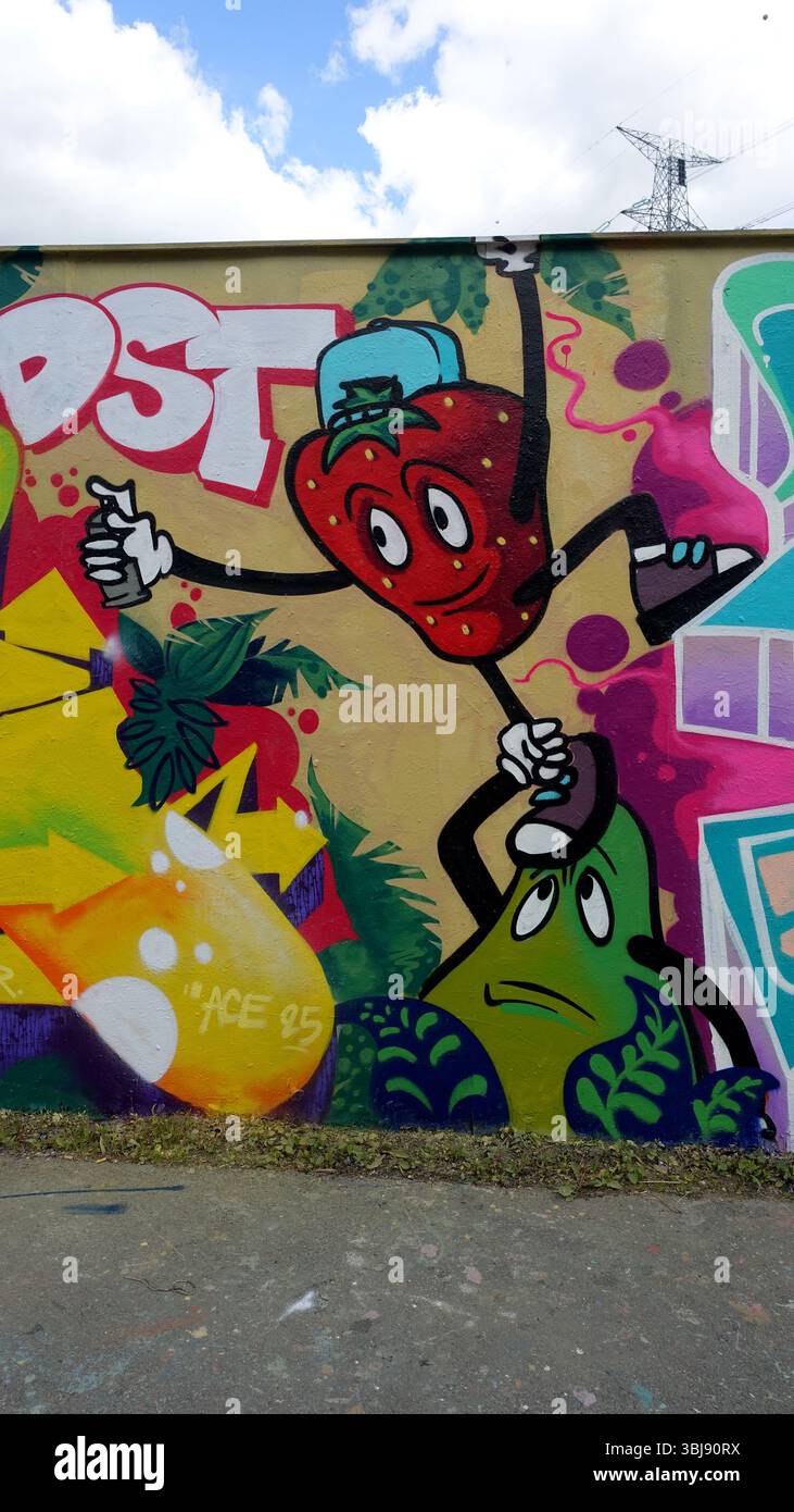 Stoccolma, Svezia, 3 giugno 2025. Bestia primaverile. Mostra di graffiti alla periferia della città. Fragola. Foto Stock