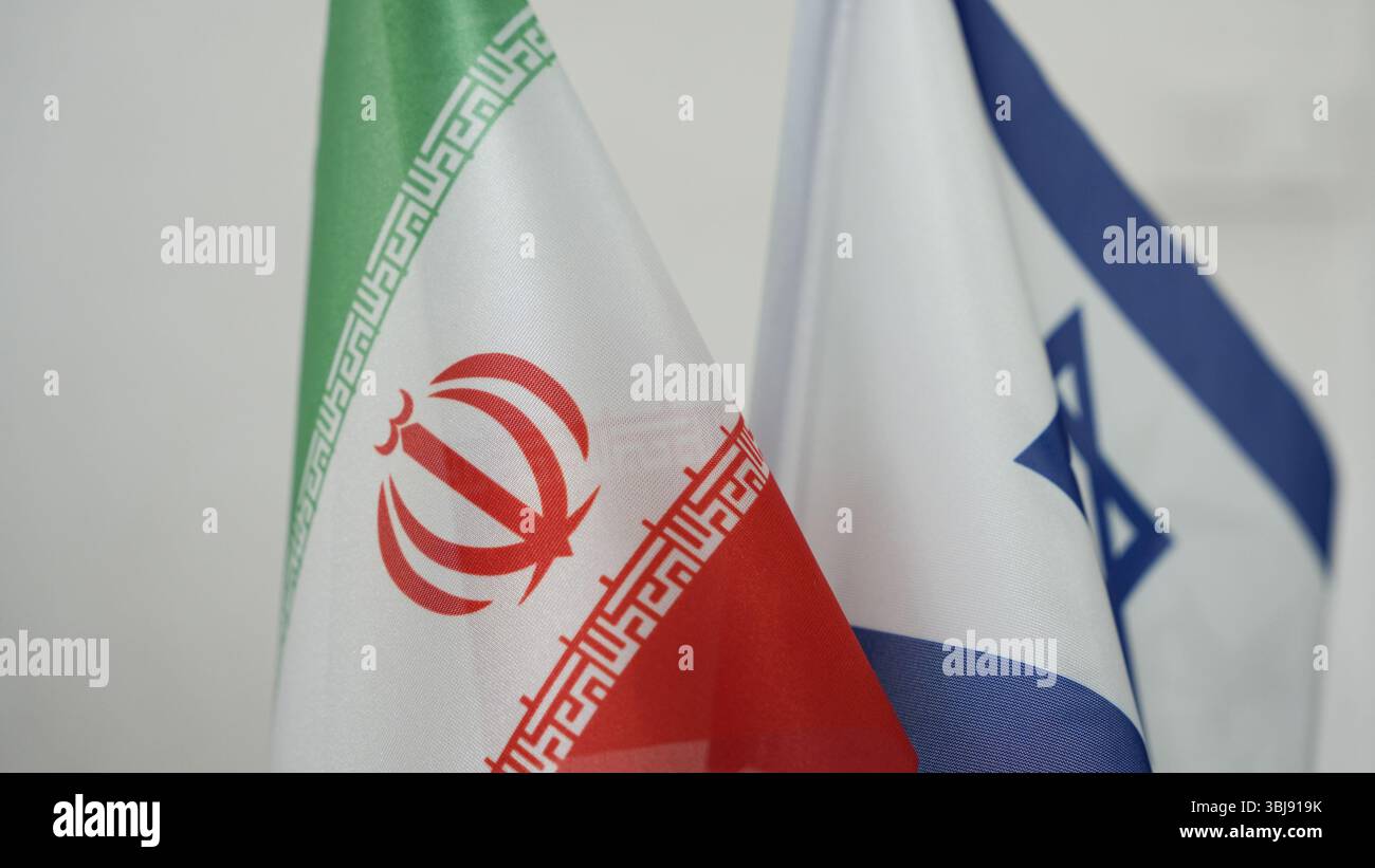 Bandiera dell'Iran e di Israele. Il conflitto tra Israele e Iran. Foto Stock