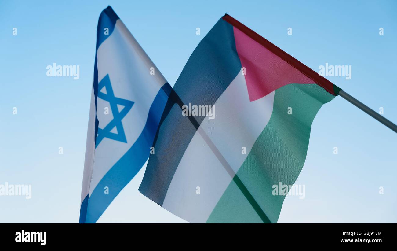 Bandiera dell'Iran e di Israele. Il conflitto tra Israele e Iran. Foto Stock
