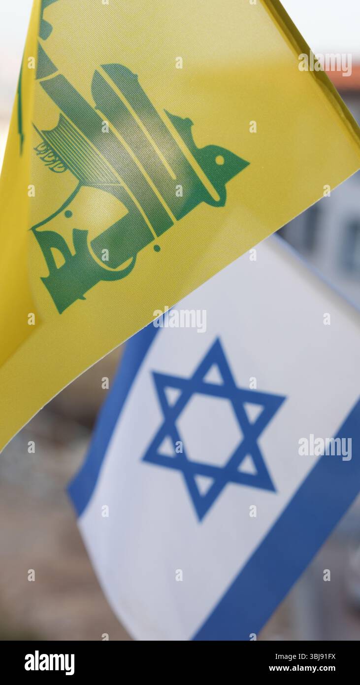 Israele e la bandiera di Hezbollah. La guerra tra Israele e Hezbollah. Foto Stock