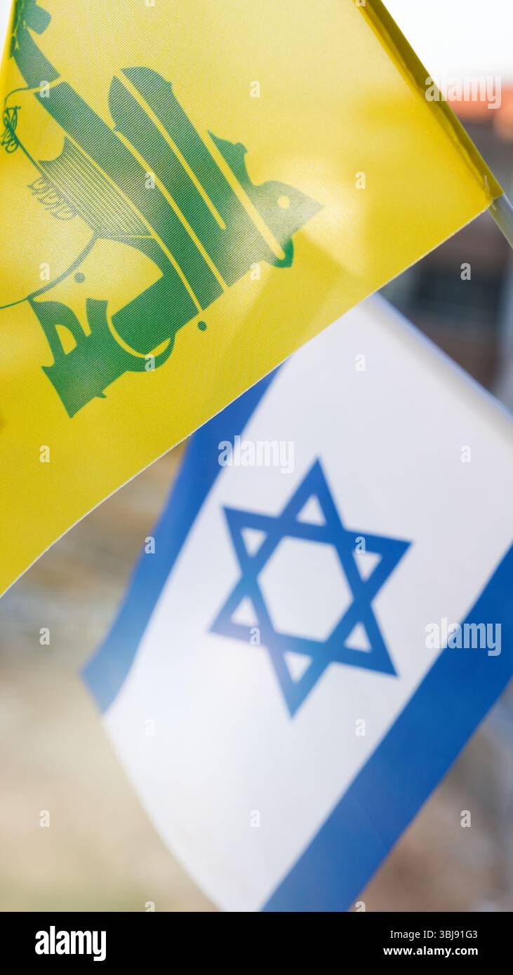 Israele e la bandiera di Hezbollah. La guerra tra Israele e Hezbollah. Foto Stock