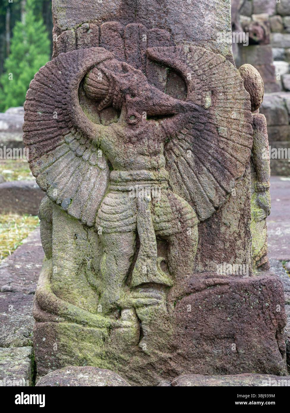 Vista verticale ravvicinata di Garuda che spargono le ali intagliate in pietra nell'antico tempio indù di Candi Sukuh, Karanganyar, Giava centrale, Indonesia Foto Stock