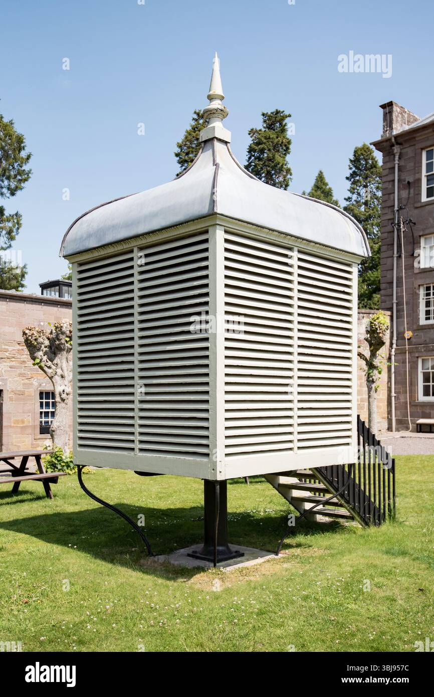 Prima dell'avvento della refrigerazione, la Casa di Dun, come altre grandi case, avrebbe utilizzato una larve, uno spazio fresco e ben ventilato per conservare il cibo. Foto Stock