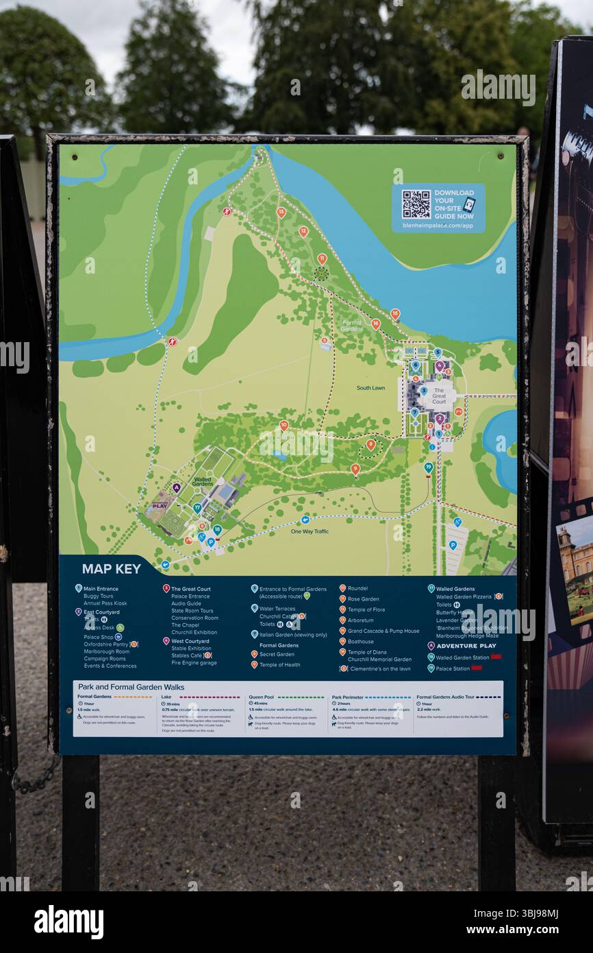 Blenheim Palace, Regno Unito - 12 luglio 2023, la mappa dei visitatori di Blenheim Palace che evidenzia i percorsi dei giardini, con simboli che guidano i turisti attraverso Foto Stock