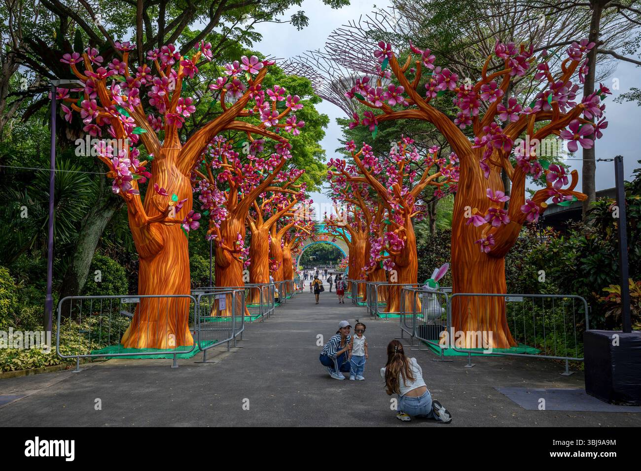 I visitatori dei Gardens by the Bay di Singapore possono scattare una foto di fronte alla Peach Blossom avenue. Foto Stock