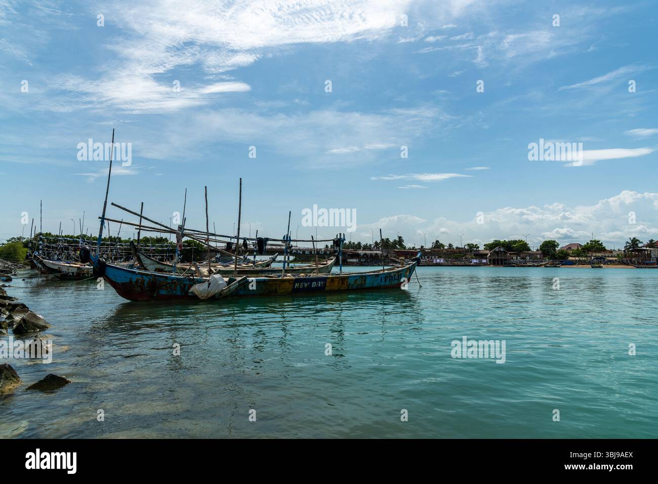 Ormeggiavano le tradizionali barche da pesca africane in legno Foto Stock