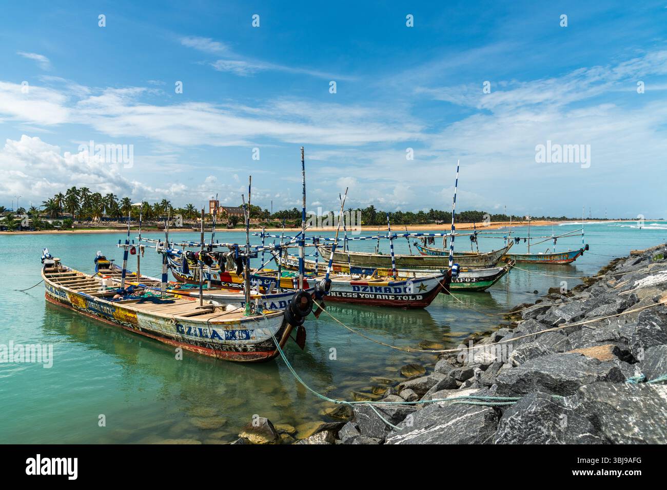 Ormeggiavano le tradizionali barche da pesca africane in legno Foto Stock