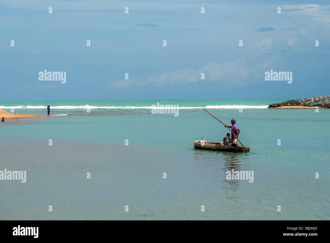 Ormeggiavano le tradizionali barche da pesca africane in legno Foto Stock