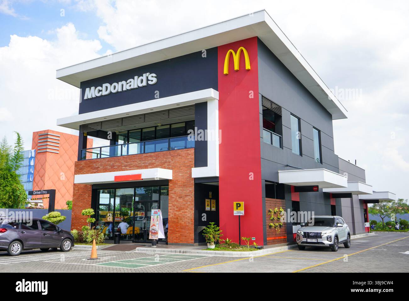 McDonald's Corporation è una catena di fast food americana. L'azienda di franchising vende hamburger, pollo, panini di pollo e patatine fritte. Foto Stock