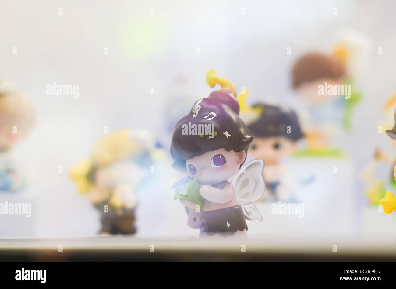 Jiangmen,Guangdong,Cina.14 giugno,2025.primo piano delle collezioni Labubu al Pop Mart Store.scene caotiche nei negozi Pop Mart nella provincia di Guangdong mentre la folla si arrampica per acquistare i collezionabili Labubu esauriti, con i giovani consumatori che viaggiano intercity per assicurarsi le cifre virali.Credit:Yurou Guan/Alamy Live News Foto Stock