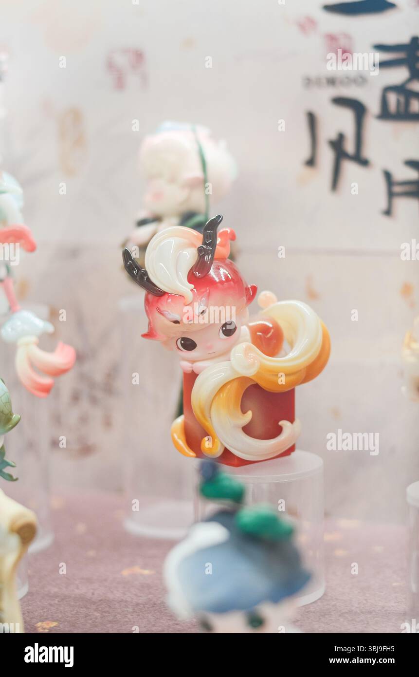 Jiangmen,Guangdong,Cina.14 giugno,2025.primo piano delle collezioni Labubu al Pop Mart Store.scene caotiche nei negozi Pop Mart nella provincia di Guangdong mentre la folla si arrampica per acquistare i collezionabili Labubu esauriti, con i giovani consumatori che viaggiano intercity per assicurarsi le cifre virali.Credit:Yurou Guan/Alamy Live News Foto Stock