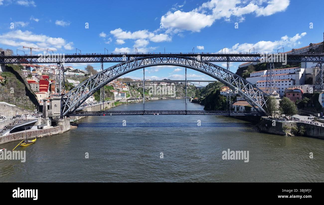 Skyline di Porto in Portogallo. Bellissimo paesaggio europeo. Punto di riferimento turistico. Porto Portogallo. Orizzonte europeo. Foto Stock