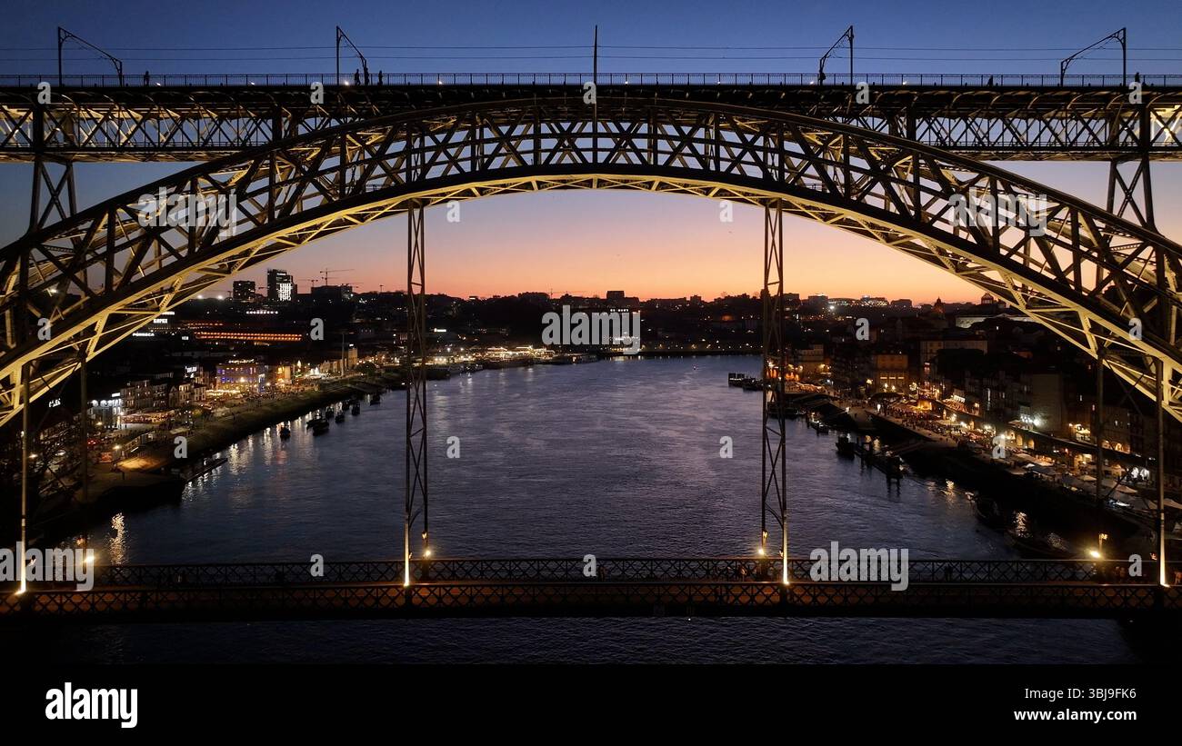 Skyline di Porto in Portogallo. Bellissimo paesaggio europeo. Punto di riferimento turistico. Porto Portogallo. Orizzonte europeo. Foto Stock