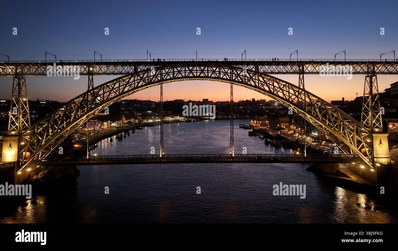 Skyline di Porto in Portogallo. Bellissimo paesaggio europeo. Punto di riferimento turistico. Porto Portogallo. Orizzonte europeo. Foto Stock