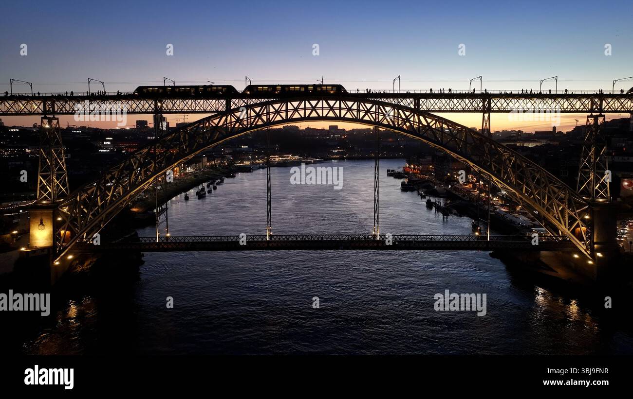 Skyline di Porto in Portogallo. Bellissimo paesaggio europeo. Punto di riferimento turistico. Porto Portogallo. Orizzonte europeo. Foto Stock
