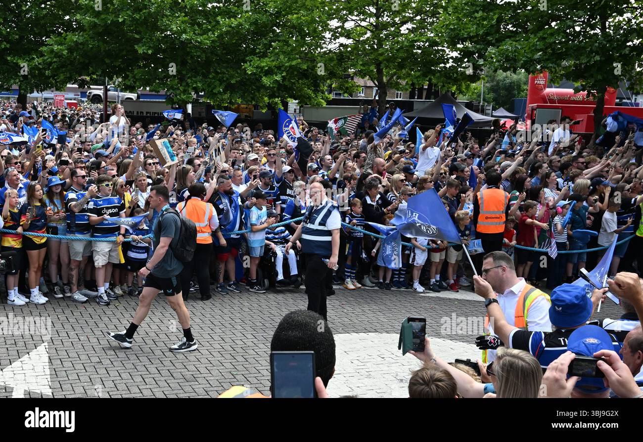 Allianz Stadium, Londra, Regno Unito. 14 giugno 2025. Gallagher Premiership Rugby Final, Bath contro Leicester Tigers; Ben Spencer di Bath guida la sua squadra nello stadio Credit: Action Plus Sports/Alamy Live News Foto Stock