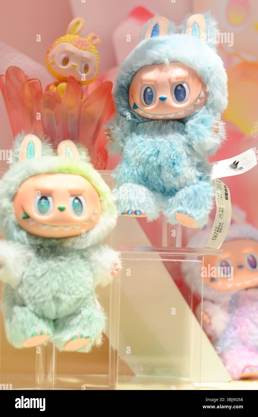 Jiangmen,Guangdong,Cina.14 giugno,2025.primo piano delle collezioni Labubu al Pop Mart Store.scene caotiche nei negozi Pop Mart nella provincia di Guangdong mentre la folla si arrampica per acquistare i collezionabili Labubu esauriti, con i giovani consumatori che viaggiano intercity per assicurarsi le cifre virali.Credit:Yurou Guan/Alamy Live News Foto Stock