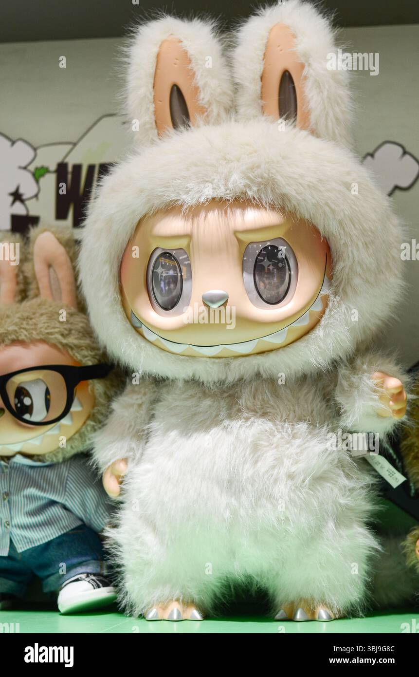 Jiangmen,Guangdong,Cina.14 giugno,2025.primo piano delle collezioni Labubu al Pop Mart Store.scene caotiche nei negozi Pop Mart nella provincia di Guangdong mentre la folla si arrampica per acquistare i collezionabili Labubu esauriti, con i giovani consumatori che viaggiano intercity per assicurarsi le cifre virali.Credit:Yurou Guan/Alamy Live News Foto Stock