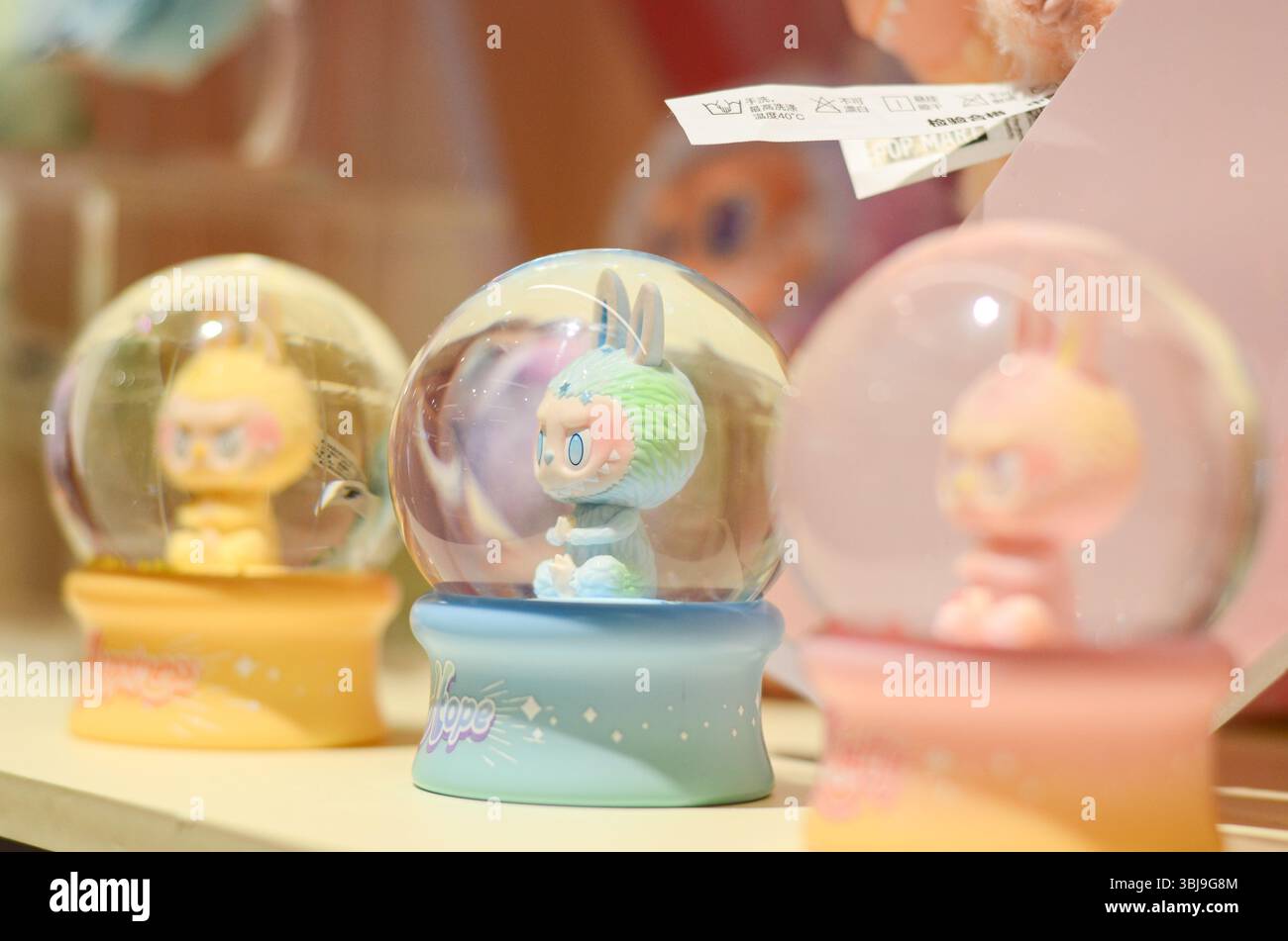 Jiangmen,Guangdong,Cina.14 giugno,2025.primo piano delle collezioni Labubu al Pop Mart Store.scene caotiche nei negozi Pop Mart nella provincia di Guangdong mentre la folla si arrampica per acquistare i collezionabili Labubu esauriti, con i giovani consumatori che viaggiano intercity per assicurarsi le cifre virali.Credit:Yurou Guan/Alamy Live News Foto Stock