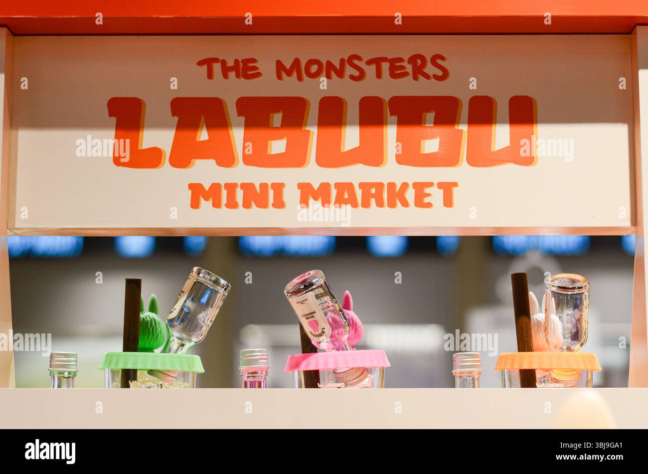 Jiangmen,Guangdong,Cina.14 giugno,2025.primo piano delle collezioni Labubu al Pop Mart Store.scene caotiche nei negozi Pop Mart nella provincia di Guangdong mentre la folla si arrampica per acquistare i collezionabili Labubu esauriti, con i giovani consumatori che viaggiano intercity per assicurarsi le cifre virali.Credit:Yurou Guan/Alamy Live News Foto Stock