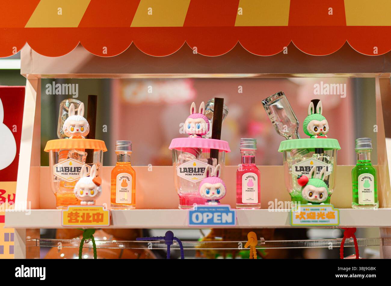 Jiangmen,Guangdong,Cina.14 giugno,2025.primo piano delle collezioni Labubu al Pop Mart Store.scene caotiche nei negozi Pop Mart nella provincia di Guangdong mentre la folla si arrampica per acquistare i collezionabili Labubu esauriti, con i giovani consumatori che viaggiano intercity per assicurarsi le cifre virali.Credit:Yurou Guan/Alamy Live News Foto Stock