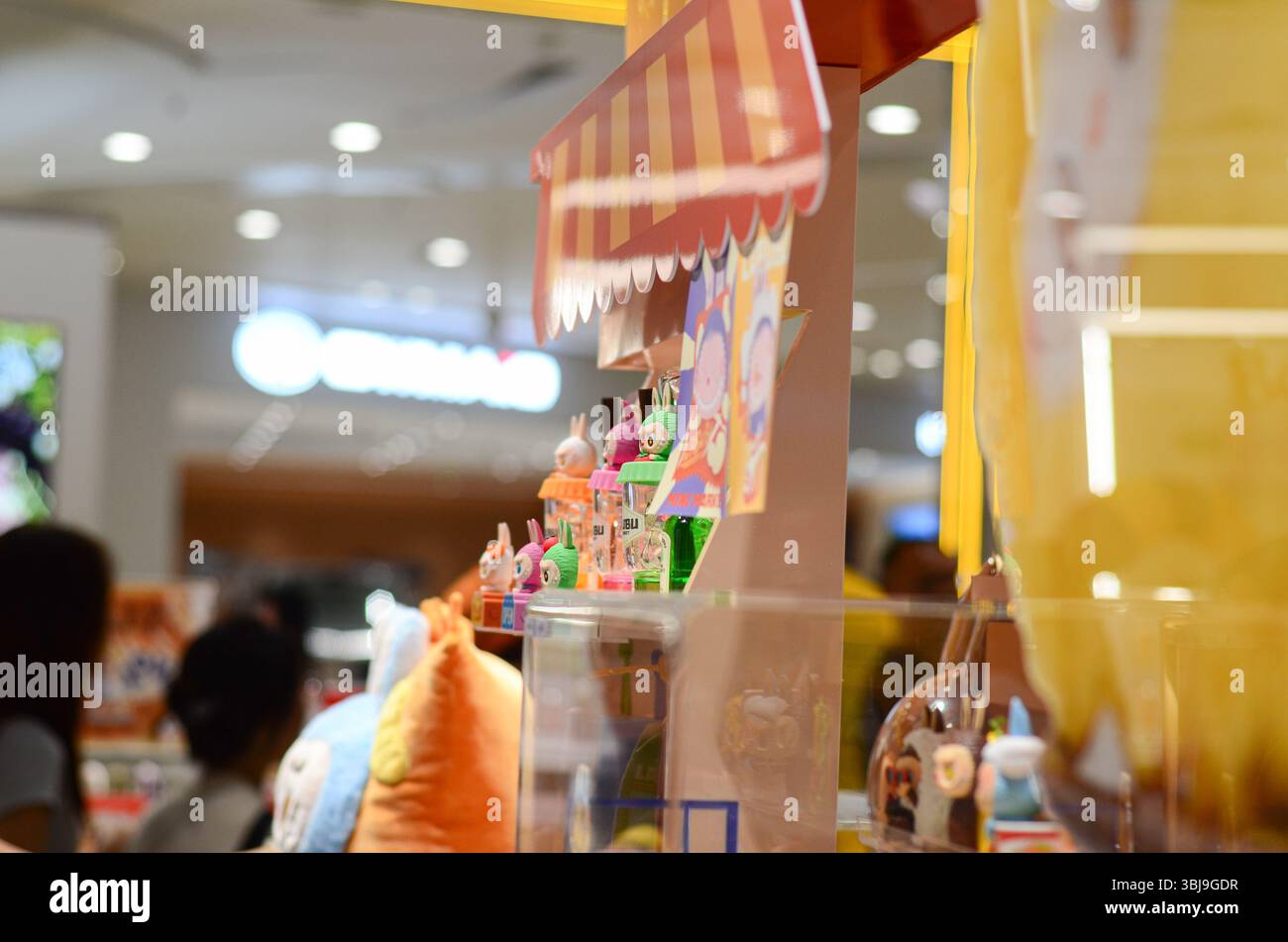 Jiangmen,Guangdong,Cina.14 giugno,2025.primo piano delle collezioni Labubu al Pop Mart Store.scene caotiche nei negozi Pop Mart nella provincia di Guangdong mentre la folla si arrampica per acquistare i collezionabili Labubu esauriti, con i giovani consumatori che viaggiano intercity per assicurarsi le cifre virali.Credit:Yurou Guan/Alamy Live News Foto Stock