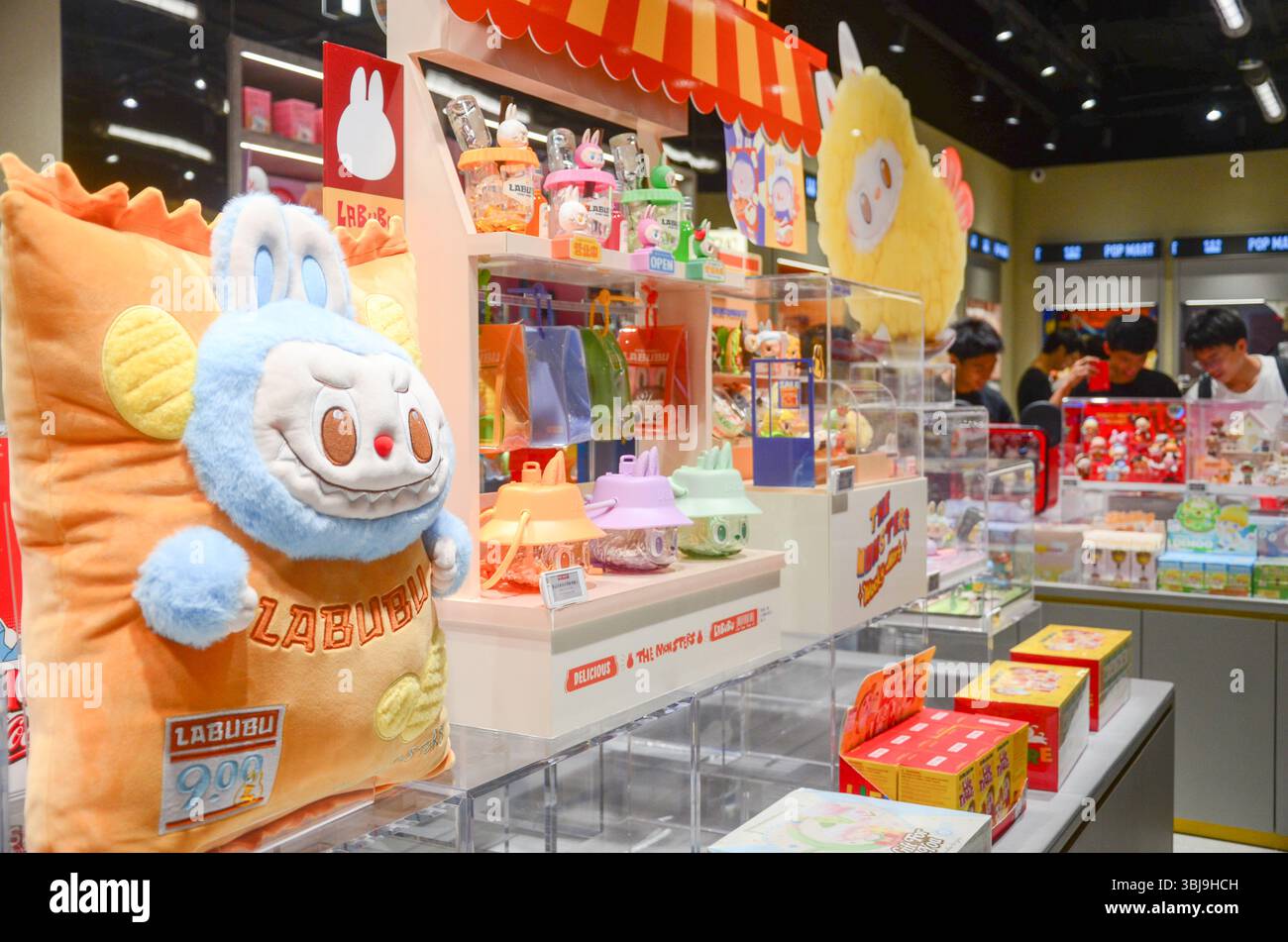 Jiangmen,Guangdong,Cina.14 giugno,2025.primo piano delle collezioni Labubu al Pop Mart Store.scene caotiche nei negozi Pop Mart nella provincia di Guangdong mentre la folla si arrampica per acquistare i collezionabili Labubu esauriti, con i giovani consumatori che viaggiano intercity per assicurarsi le cifre virali.Credit:Yurou Guan/Alamy Live News Foto Stock