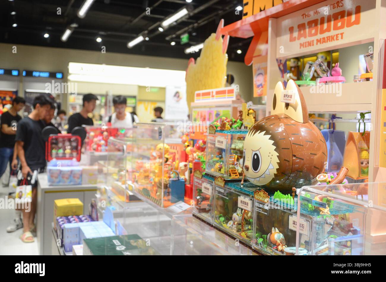 Jiangmen,Guangdong,Cina.14 giugno,2025.primo piano delle collezioni Labubu al Pop Mart Store.scene caotiche nei negozi Pop Mart nella provincia di Guangdong mentre la folla si arrampica per acquistare i collezionabili Labubu esauriti, con i giovani consumatori che viaggiano intercity per assicurarsi le cifre virali.Credit:Yurou Guan/Alamy Live News Foto Stock