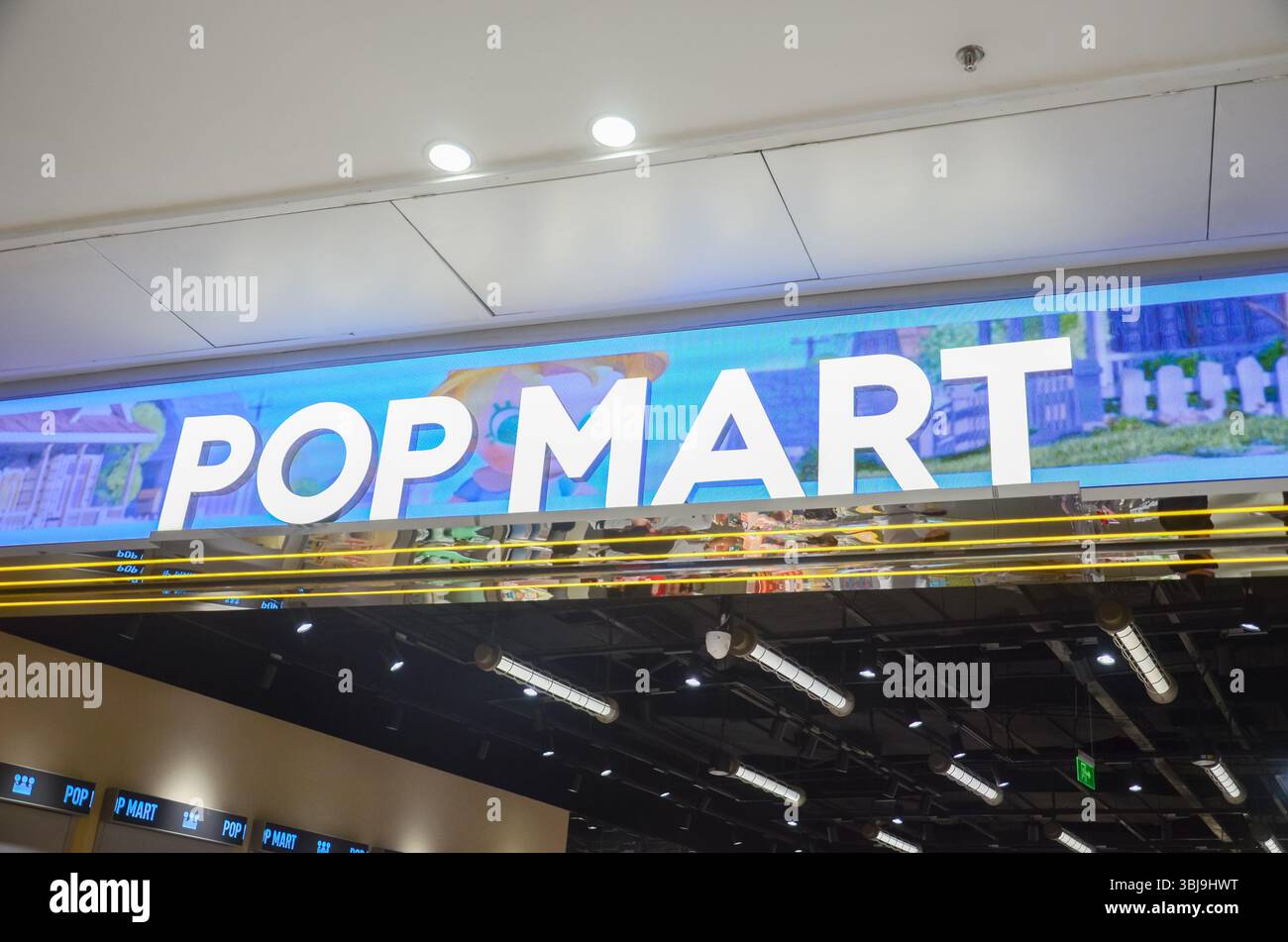 Jiangmen,Guangdong,Cina.14 giugno,2025.i clienti scelgono Labubu Collectibles al Pop Mart Store.scene caotiche nei negozi Pop Mart nella provincia del Guangdong mentre le folle si arrampicano per acquistare i collezionabili Labubu esauriti, con i giovani consumatori che viaggiano intercity per assicurarsi le cifre virali.Credit:Yurou Guan/Alamy Live News Foto Stock