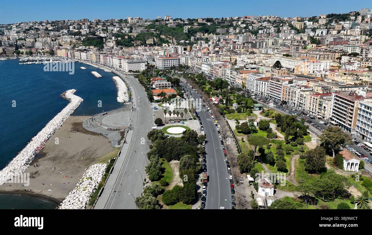 Splendido paesaggio di Napoli in Italia. Splendido skyline. Viaggi turistici. Paesaggio tropicale. Estate in Europa. Foto Stock