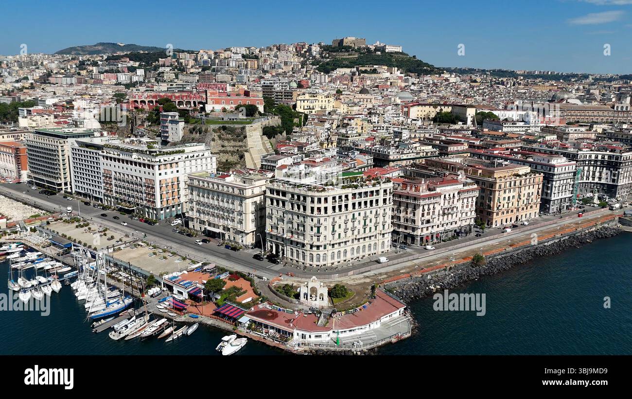 Splendido paesaggio di Napoli in Italia. Splendido skyline. Viaggi turistici. Paesaggio tropicale. Estate in Europa. Foto Stock