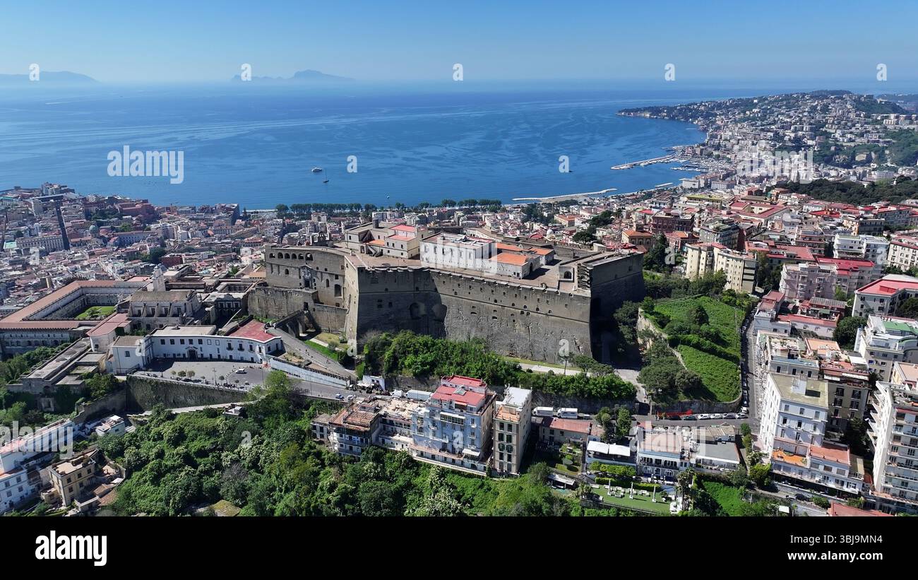 Splendido paesaggio di Napoli in Italia. Splendido skyline. Viaggi turistici. Paesaggio tropicale. Estate in Europa. Foto Stock