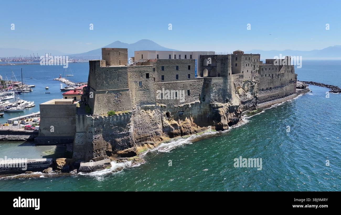 Splendido paesaggio di Napoli in Italia. Splendido skyline. Viaggi turistici. Paesaggio tropicale. Estate in Europa. Foto Stock