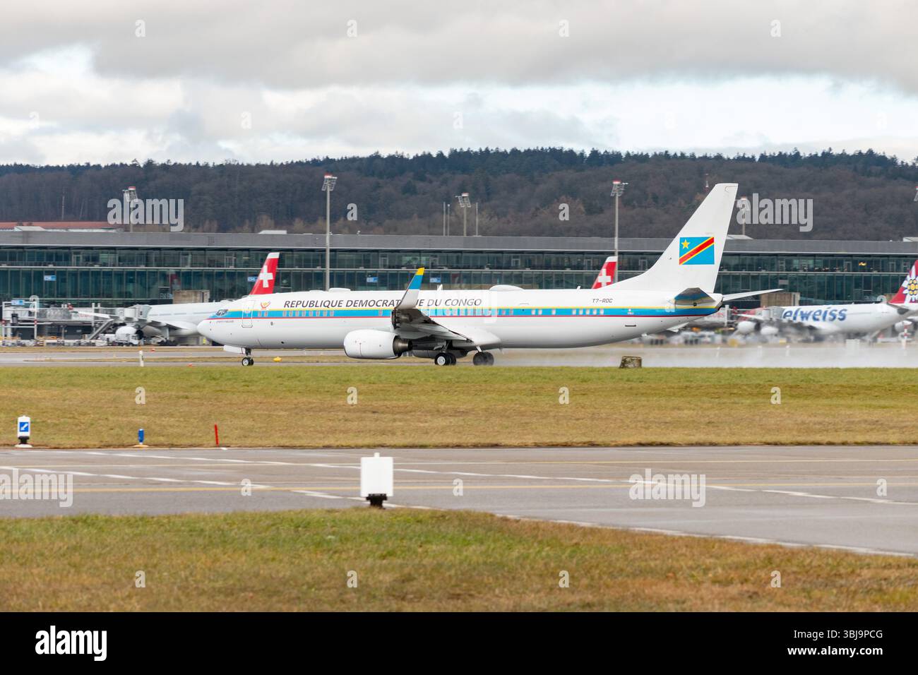Zurigo, Svizzera, 23 gennaio 2025 il governo del T7-RDC Congo Boeing737-9JA parte dalla pista 28 durante il forum economico mondiale di da Foto Stock