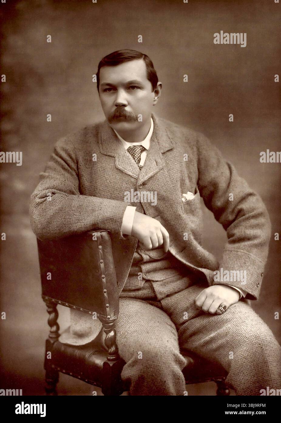 Arthur Conan Doyle. Ritratto dello scrittore e medico britannico, Sir Arthur Ignatius Conan Doyle (1859-1930) creatore di Sherlock Holmes, di Herbert Rose Barraud, 1893 Foto Stock