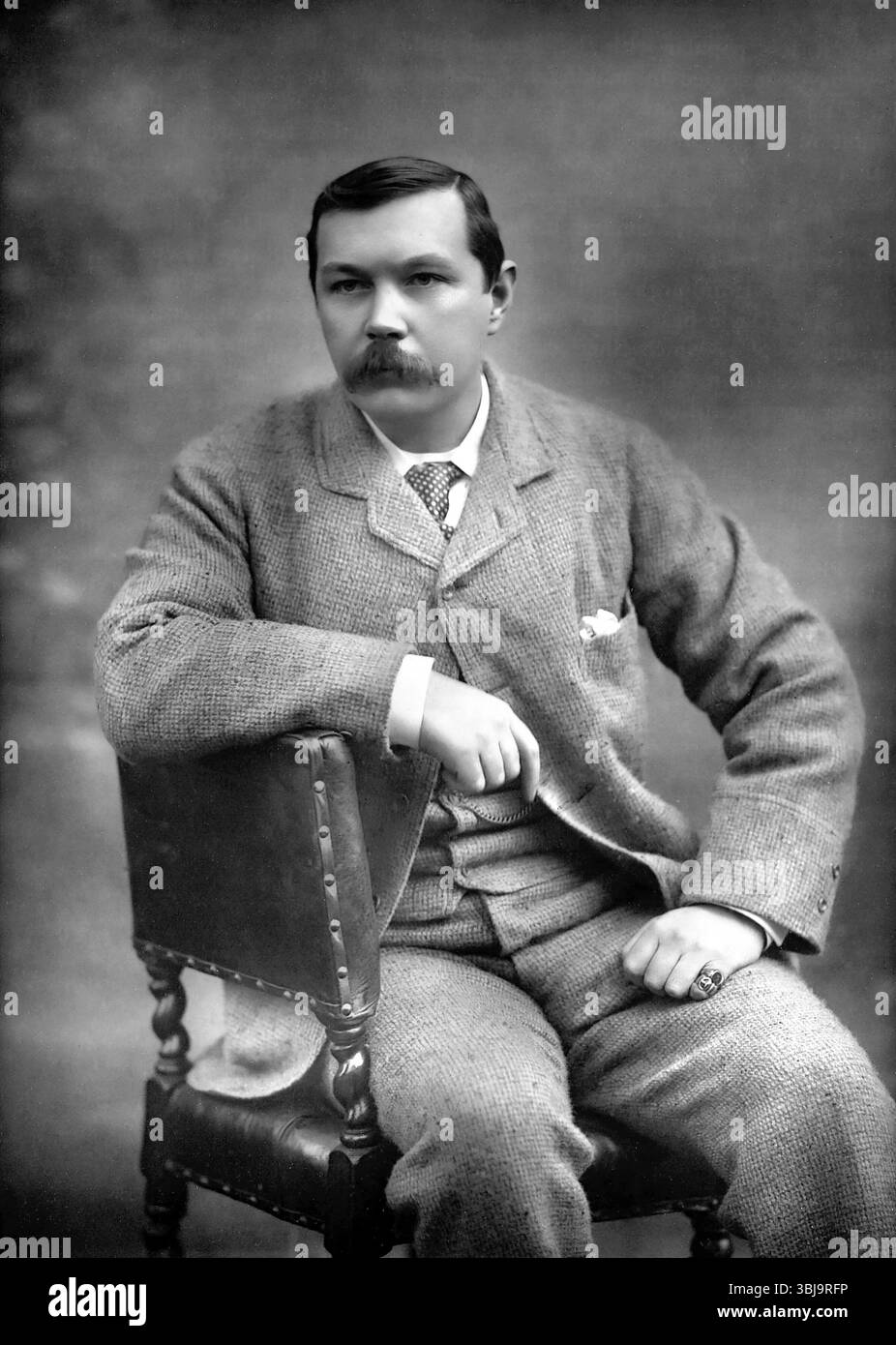 Arthur Conan Doyle. Ritratto dello scrittore e medico britannico, Sir Arthur Ignatius Conan Doyle (1859-1930) creatore di Sherlock Holmes, di Herbert Rose Barraud, 1893 Foto Stock