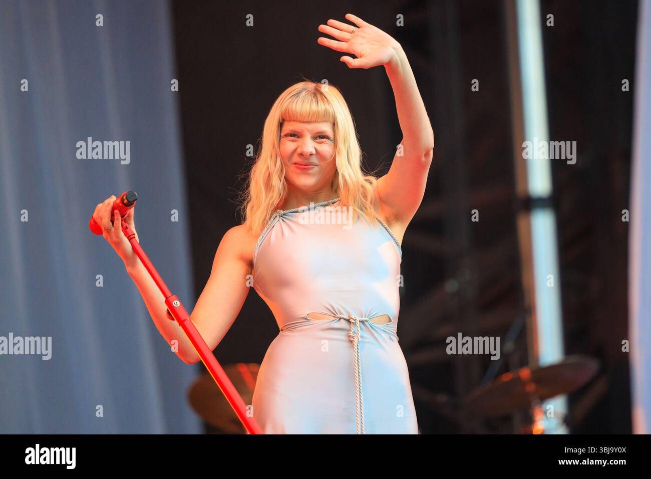 Oslo, Norvegia. 13 giugno 2025. La cantante e cantautrice norvegese Aurora esegue un concerto dal vivo durante il festival musicale norvegese Piknik i Parken 2025 a Oslo. Foto Stock